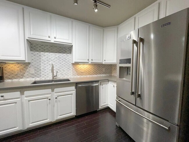 Building Photo - Modern 2 Bed/2 Bath Townhome with Pool Access & Attached Garage - Available June 1