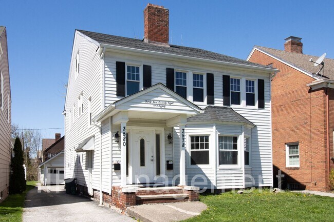 Building Photo - Spacious 5 bedroom/2 bath Upstairs Unit of...