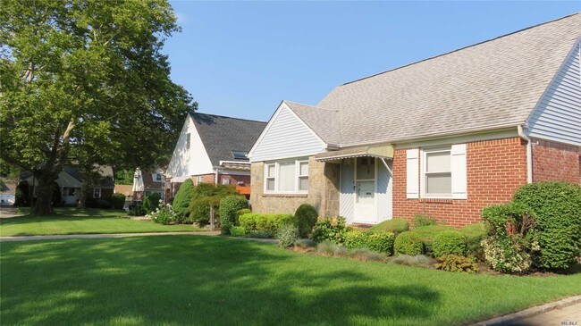 Building Photo - 179 Primrose Dr
