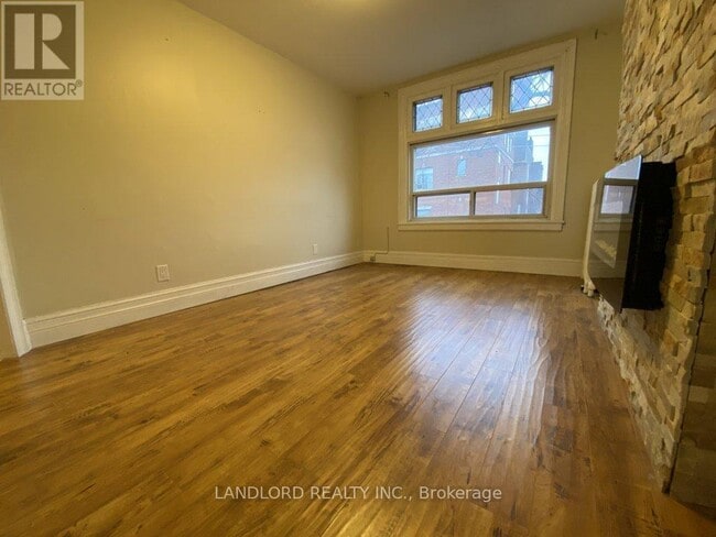 Building Photo - 412 Dovercourt Rd