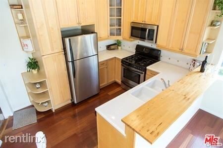 Building Photo - 2 br, 3 bath House - 6837 Cahuenga Park Trl