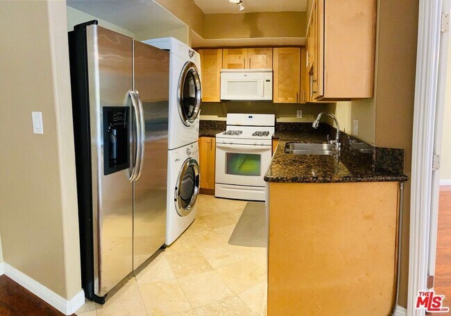 Cocina con lavadora secadora - 6140 Monterey Rd