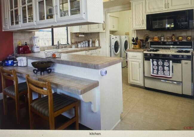 Foto del edificio - 684 Shamrock Ln