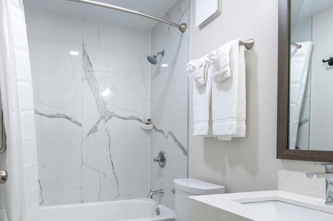 Building Photo - Furnished Studio-Columbia - West - Stoneri...