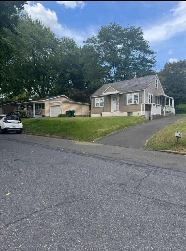 Building Photo - Charming 3 bedroom, fully furnished apartment