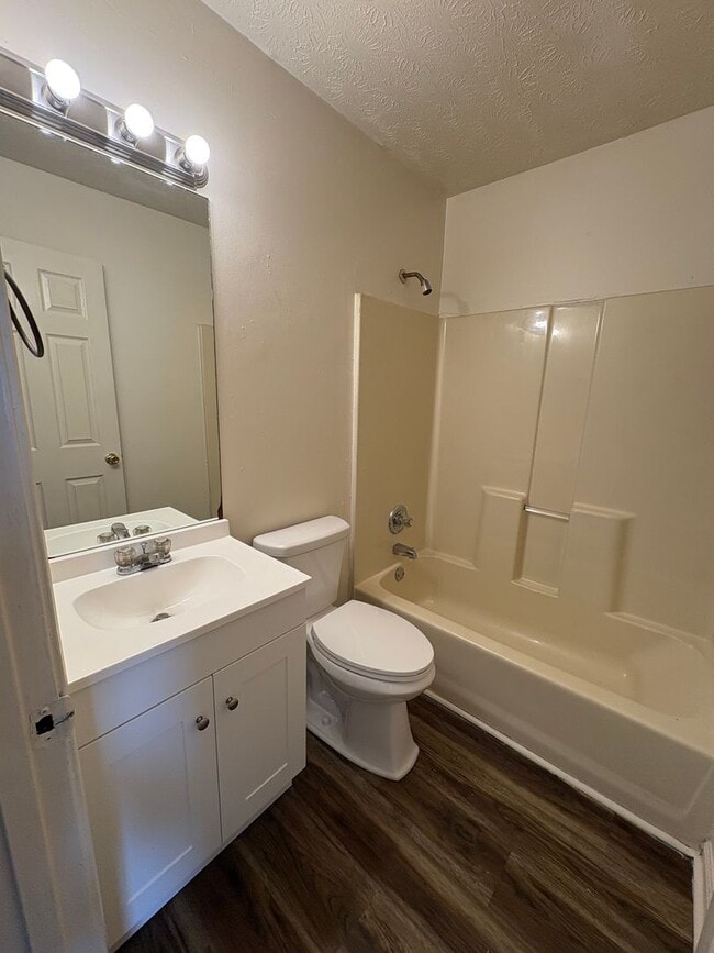 Building Photo - 3 Bedroom 2 Bath Duplex w/ Finished Basement