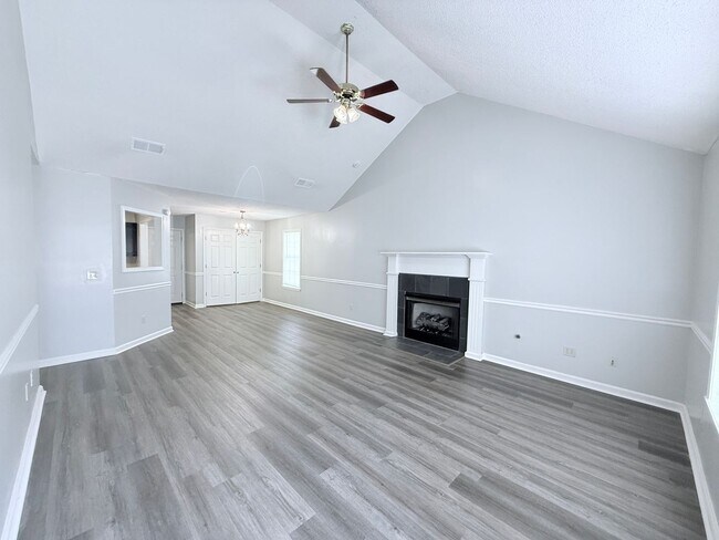 Foto del edificio - 1006 Creekside Pl