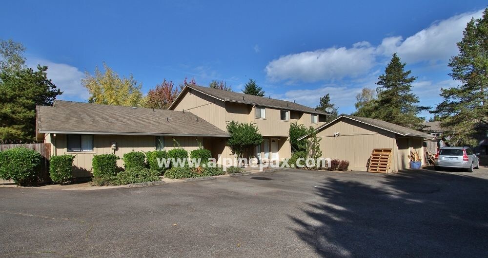 Primary Photo - Rock creek apartment - garage yard