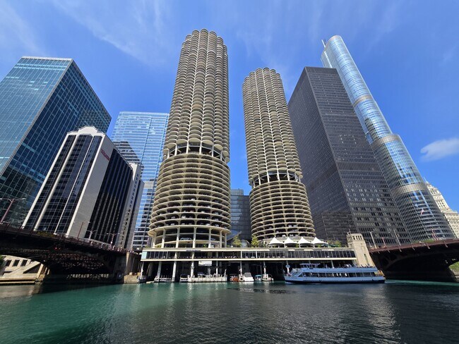 Foto del edificio - 300 N State St