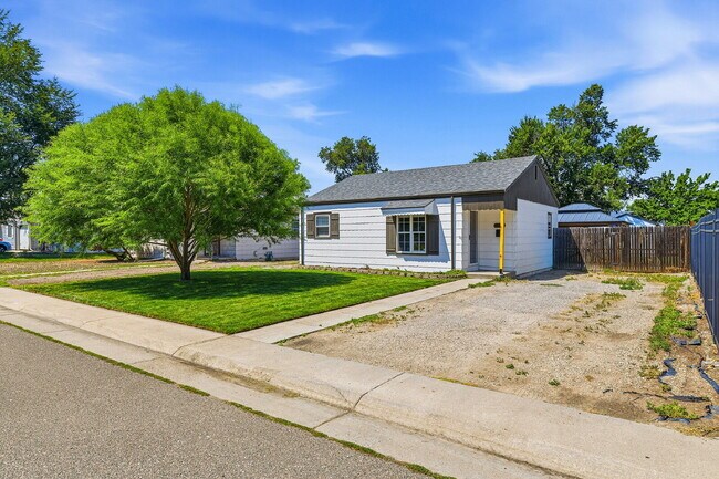Foto del edificio - $1,545.95, 2-bed, 1-bath home in Brighton with a large fenced backyard.