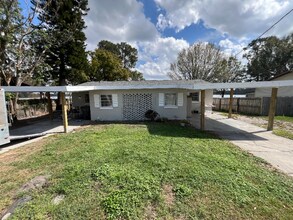 Building Photo - 532-534 W Lake Deer Dr