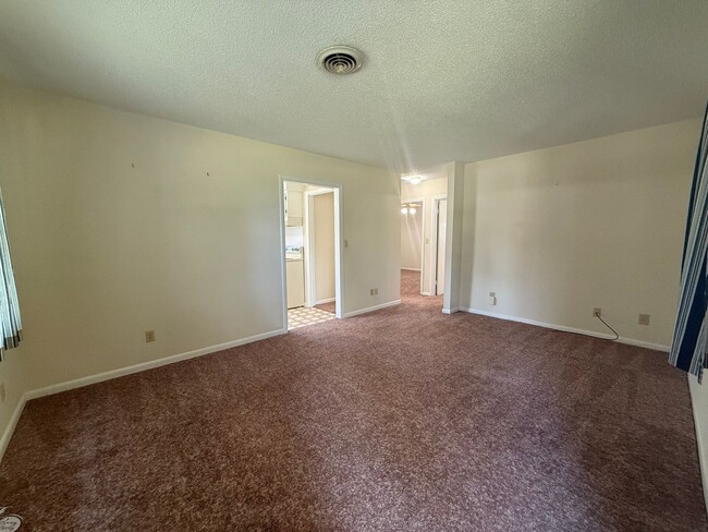 Building Photo - 1121 Woodside Dr