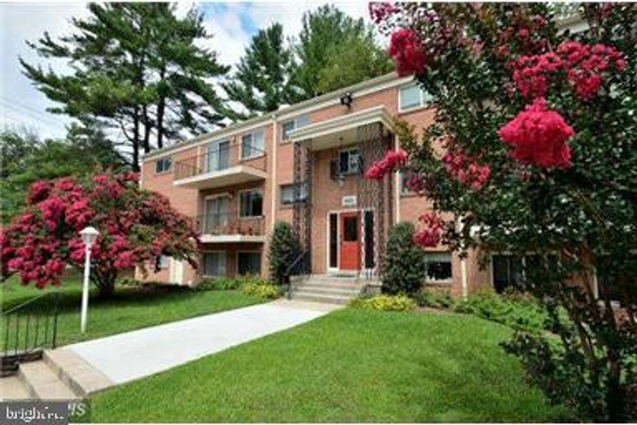 Primary Photo - TOP FLOOR WITH BALCONY. BEAUTIFULLY UPDATE...