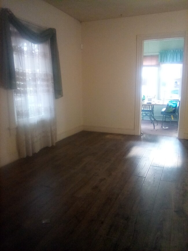 Esta es solo una parte de la sala de estar - 1713 Monroe Ave