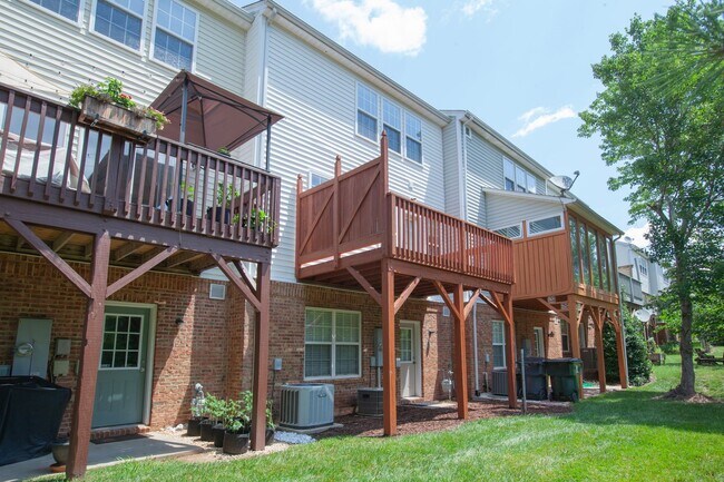 Foto del edificio - 102 Chandler Chase Ct