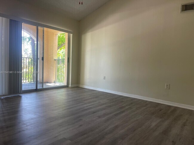 Foto del edificio - 1701 Village Blvd