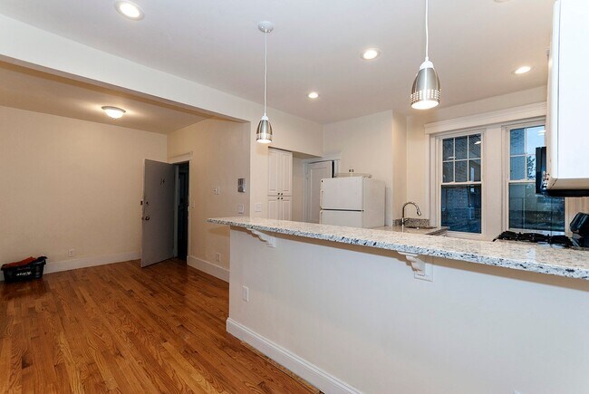 Building Photo - Renovated 2 Bed on Comm Ave | Heat & Hot Water Included | Cats OK | 9/1
