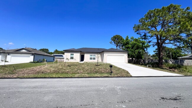 Foto del edificio - BEAUTIFUL 3 BD/2BA Home in Palm Bay!