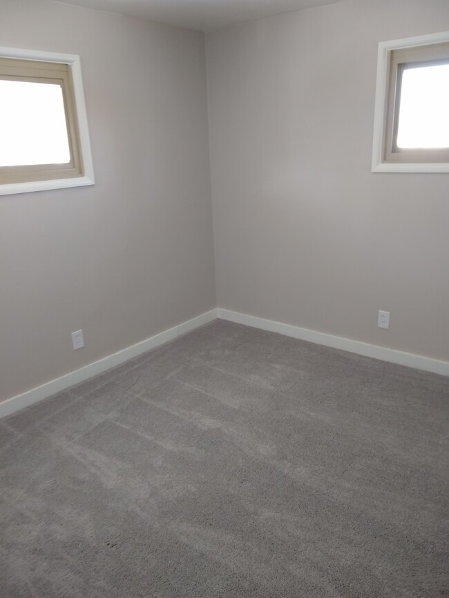 Building Photo - 2 bed/1bath townhome style duplex