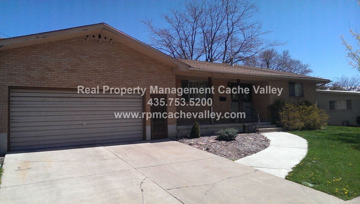 Foto del edificio - 4 bedroom home that is pet friendly! Available in May!