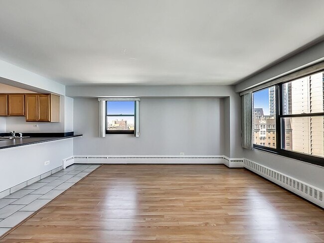 Living Room - 6030 N Sheridan Rd