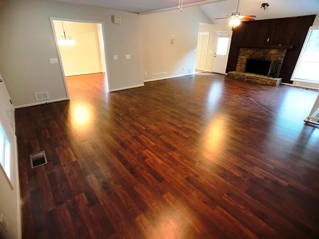 Foto del edificio - Renovated East Cobb with Finished Basement!