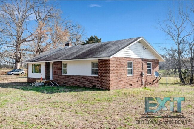 Foto del edificio - Freshly Updated Brick Home in Peaceful Country Setting – Freeman, VA