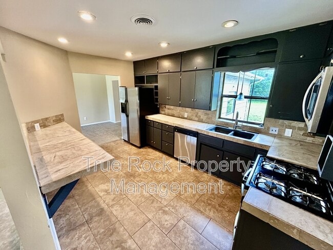 Building Photo - 1827 S Broadway Blvd