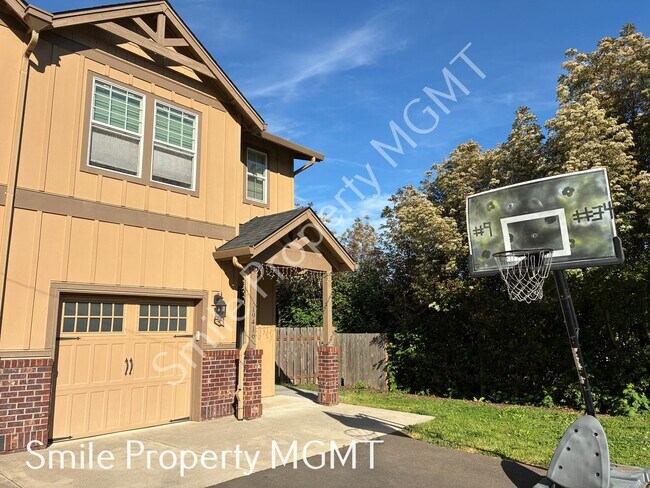 Foto del edificio - A beautiful 3 bedrooms and 2.5 bathrooms townhouse located in in Milwaukie city.