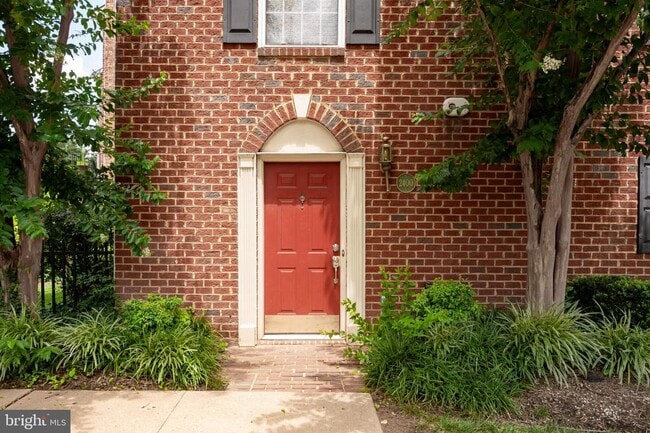 Building Photo - 2400 N Greenbrier Ct