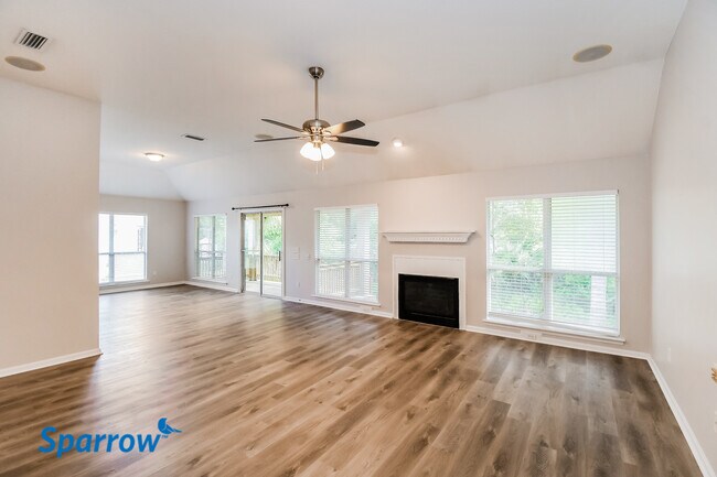 Foto del edificio - 420 Heather Park Ln