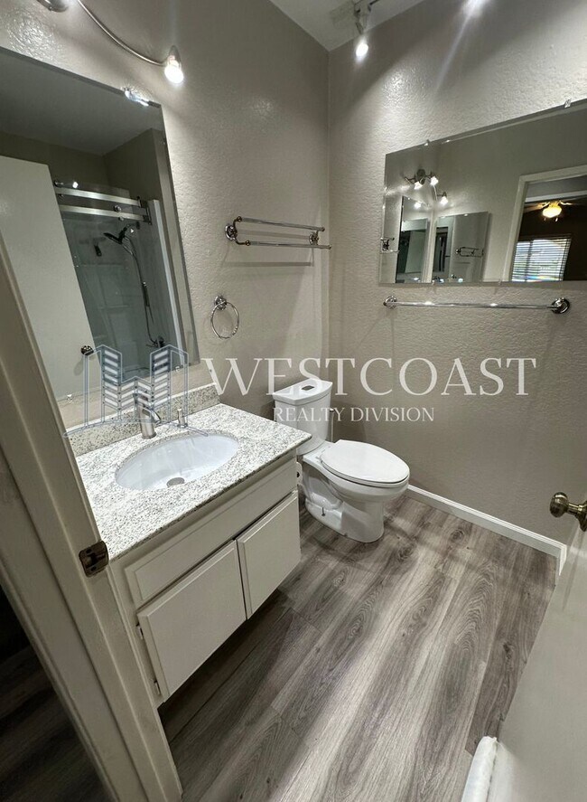 Building Photo - Spacious 4-Bedroom Home with Scenic Views ...
