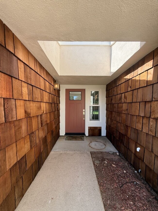 Building Photo - 1120 Village Dr
