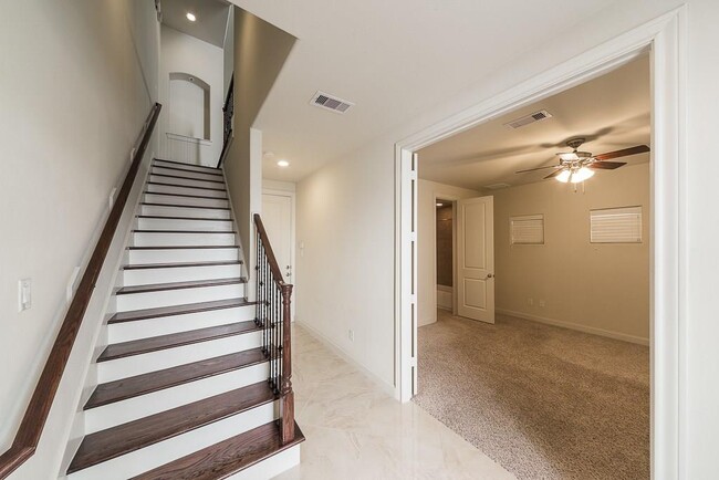 Building Photo - 725 Live Oak St