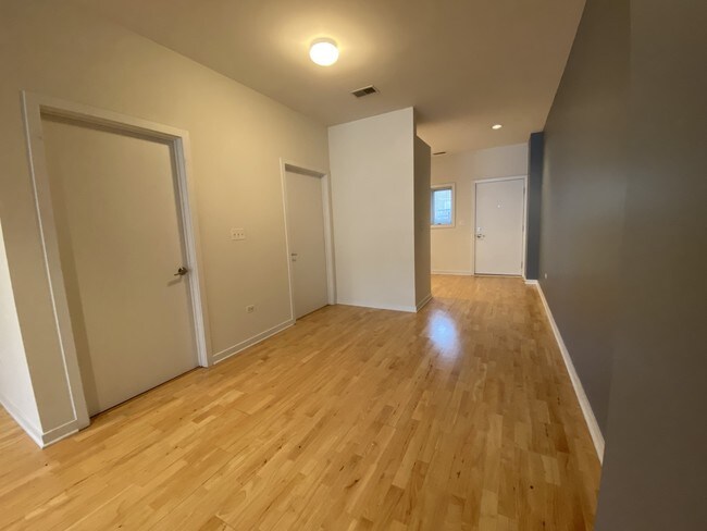 Foto del edificio - 1619 N Clybourn Ave