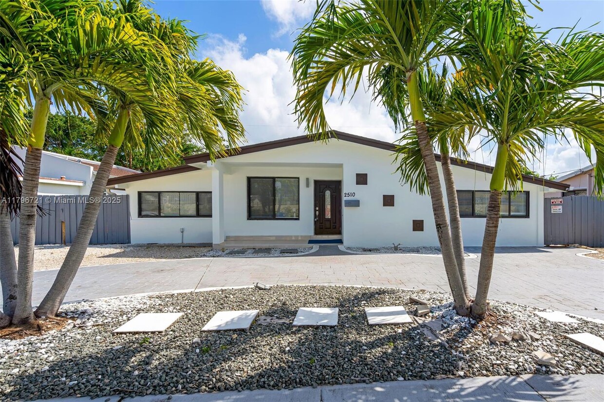 Foto principal - 2510 NE 215th St