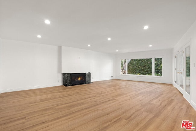 Building Photo - 717 Alta Dr
