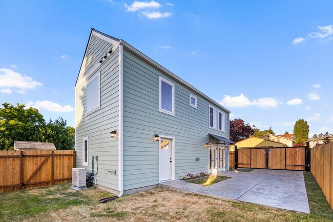 Building Photo - Brand New Two Bedroom Home Built in Highla...
