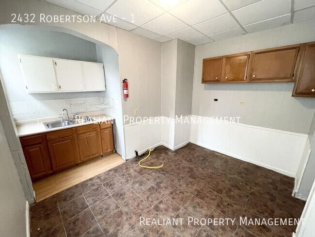 Foto del edificio - 2432 Robertson Ave