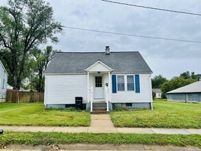 Building Photo - 907 N Maple St
