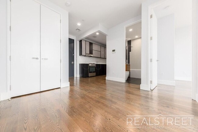 Building Photo - Luxury 2 BR in Bushwick with Balcony & Roo...