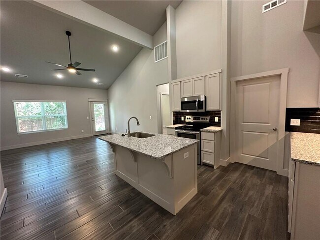 Building Photo - 654 Sun Meadow Dr