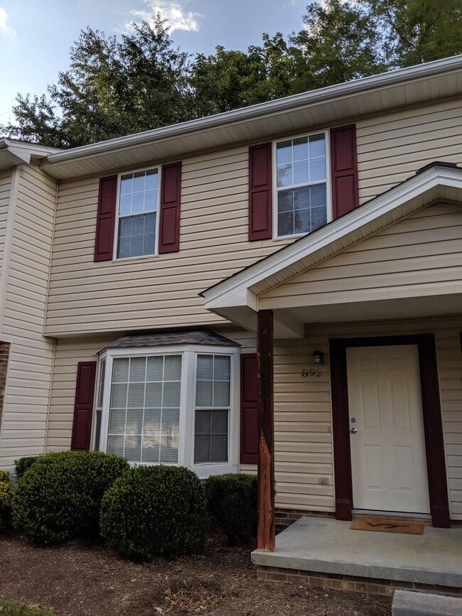 Building Photo - 892 Patrick Henry Dr