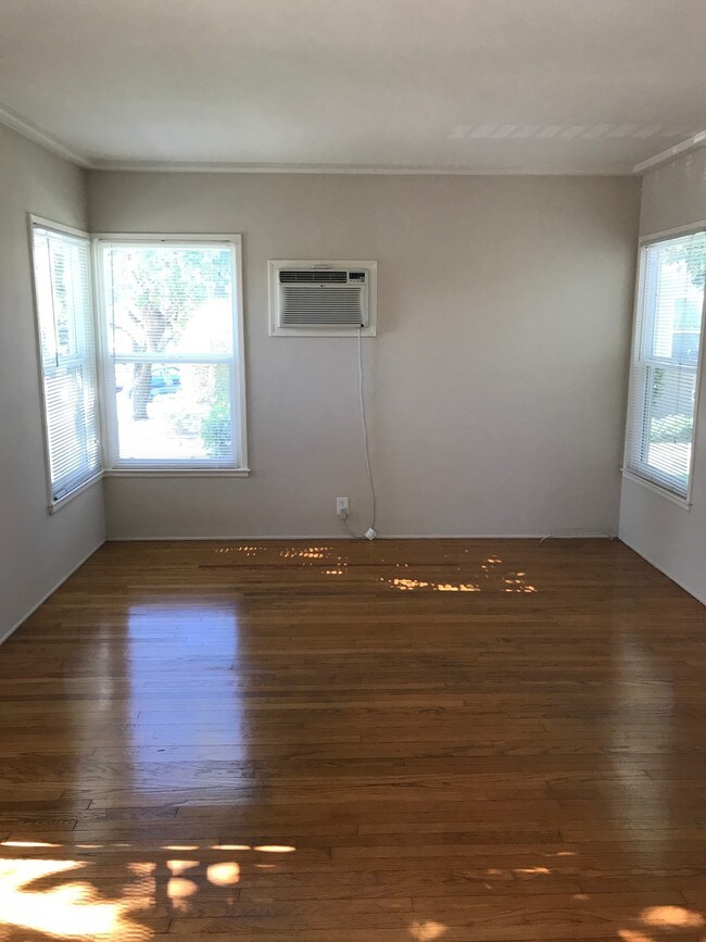Foto del edificio - 331 E Elmwood Ave