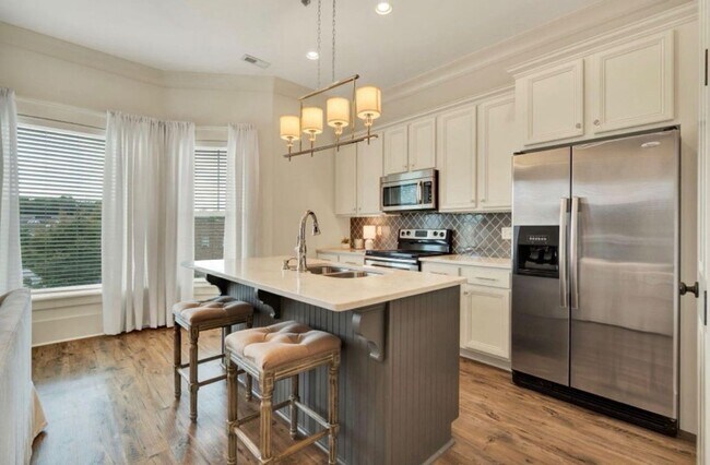 Building Photo - BEAUTIFUL EXECUTIVE TOWNHOME FOR RENT