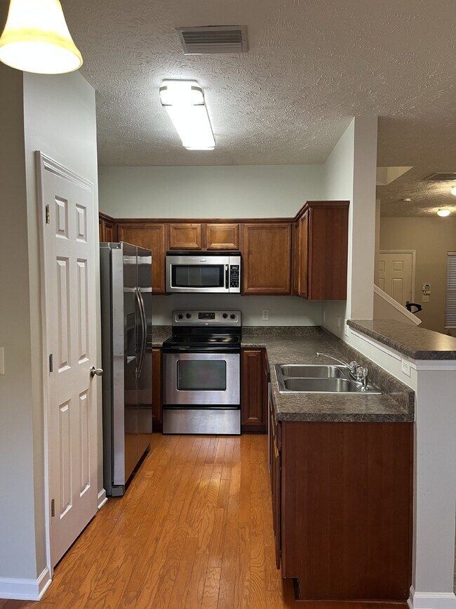Foto del edificio - "Charming 3-Bed Townhouse with Hardwood Fl...