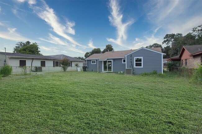Foto del edificio - 3205 Stallings Dr