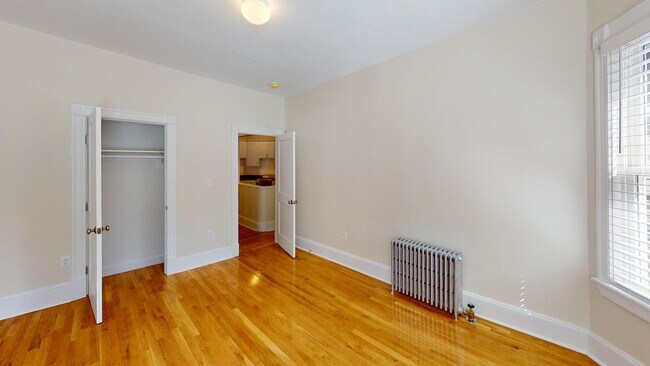 Foto del edificio - 2 Bedroom Split on Beacon St. No brokers F...
