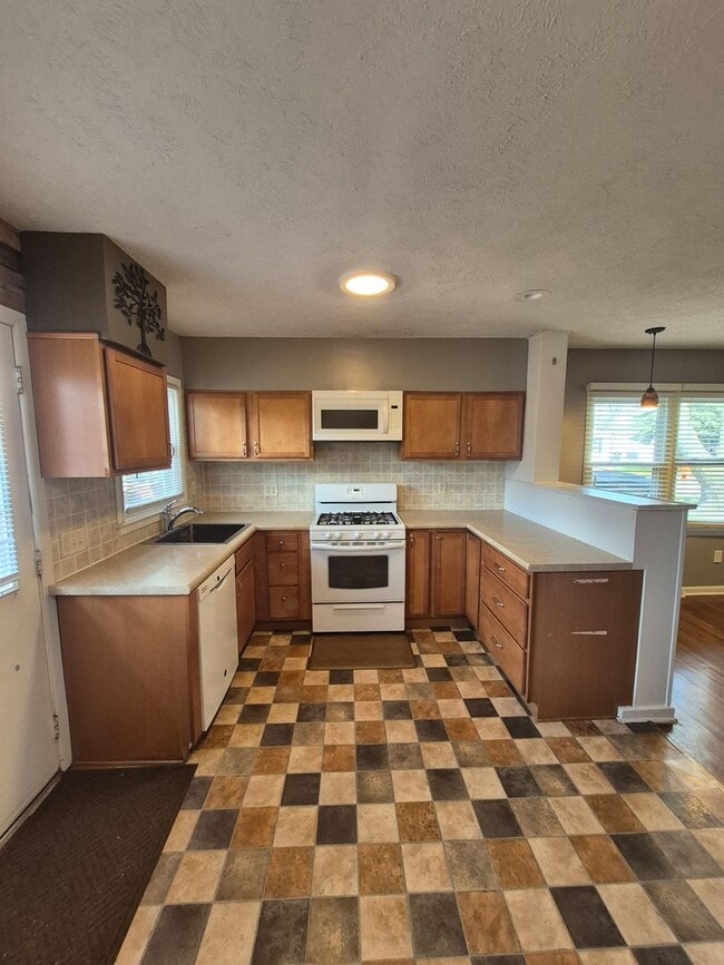 Building Photo - Charming 3 Bedroom, 2 Bath Home with Fenced Yard & Garage!