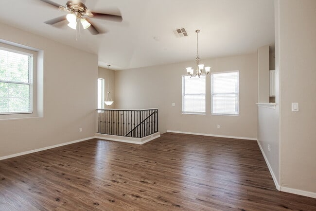 Building Photo - 158 W Tremaine Ct
